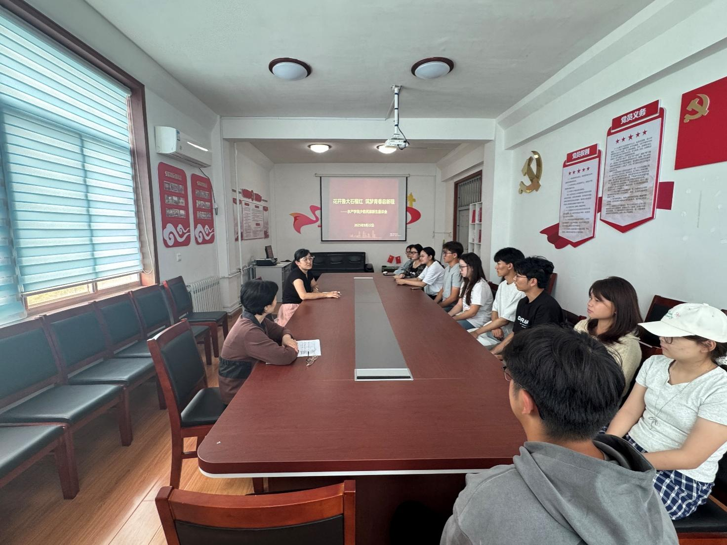 花开鲁大石榴红  筑梦青春启新程 ----我院召开少数民族新生座谈会