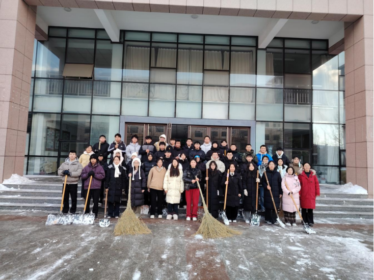 水产学子同心扫雪 为校园出行保驾护航
